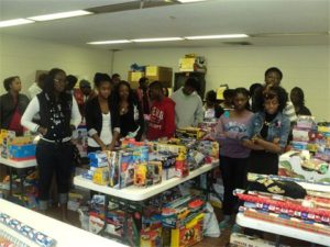 giftwrapping-at-colalition-forthehomeless_480_360_csupload_53171290
